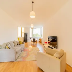 Apartment Pass The Keys - Spacious Flat, Royal Docks,, London