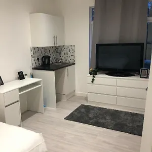 Apartment High Spec Furnished Studio, London