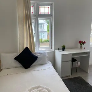 Homestay Modern Furnished Studio, London